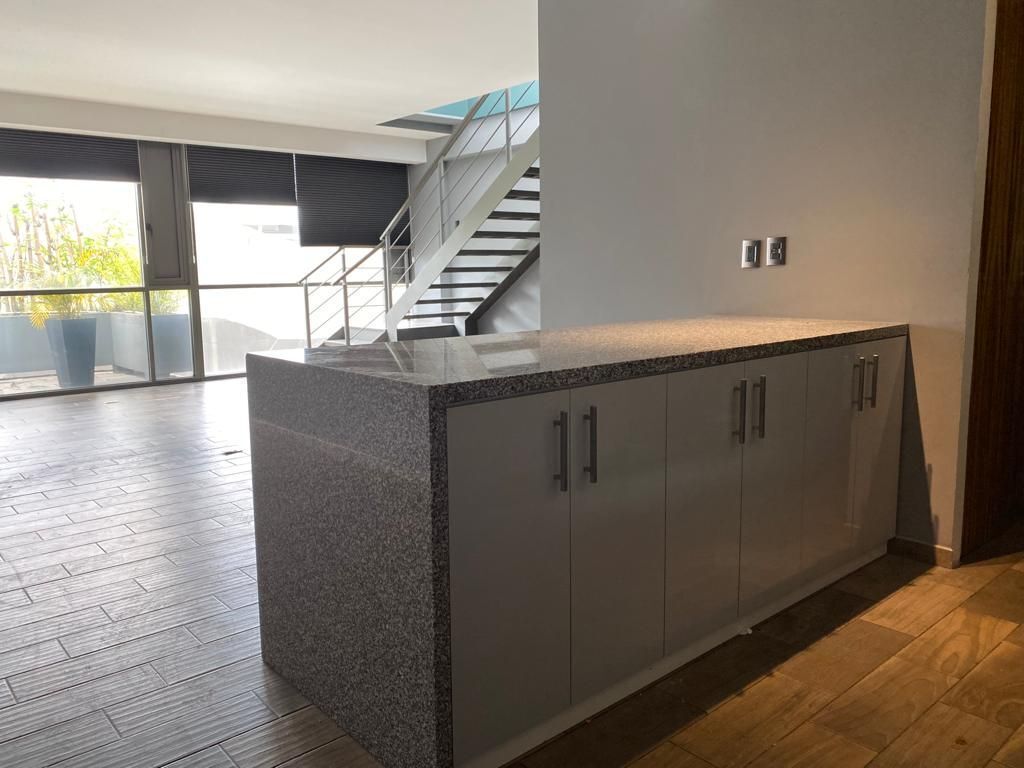 2 de 18: Cocina y estancia 