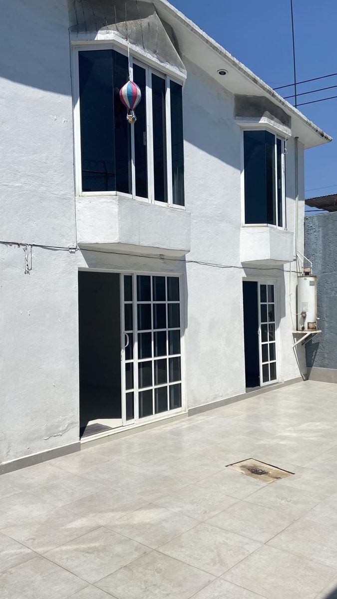 5 de 36: Puertas de entrada de cristal con protección.