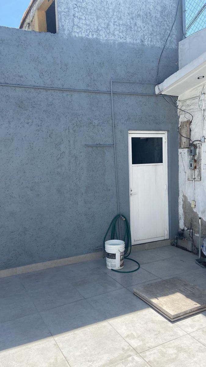 6 de 36: Baño de visitas en el estacionamiento