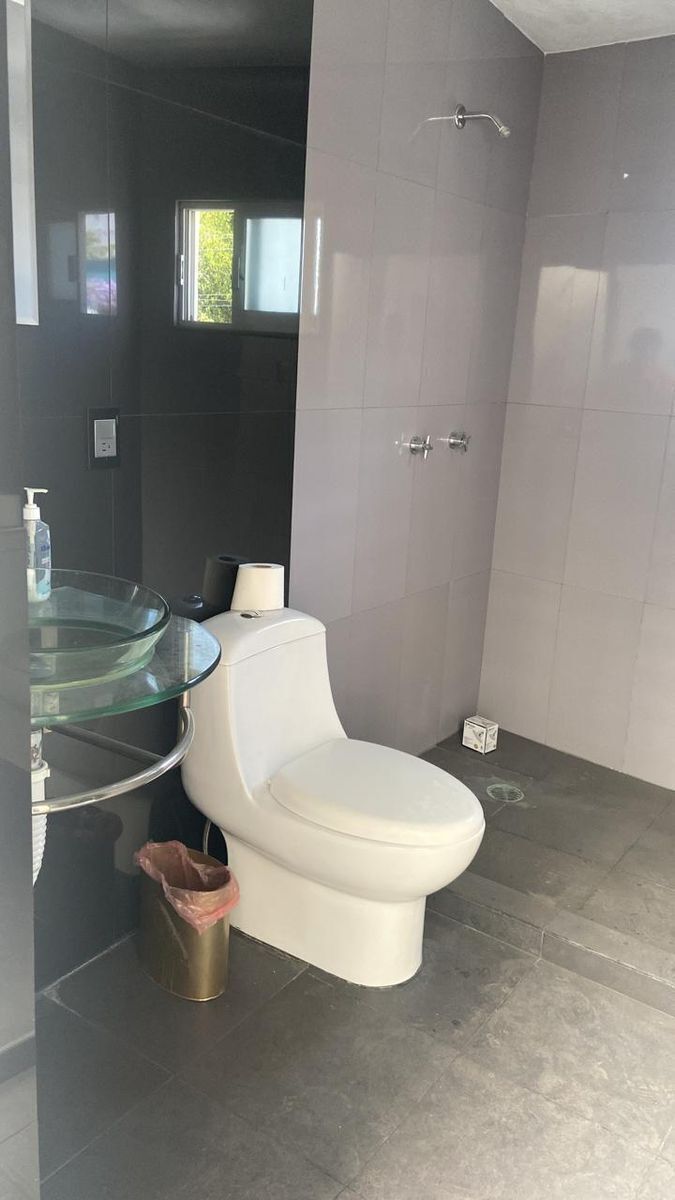 9 de 36: Baño que comparten las recámaras  secundarias.