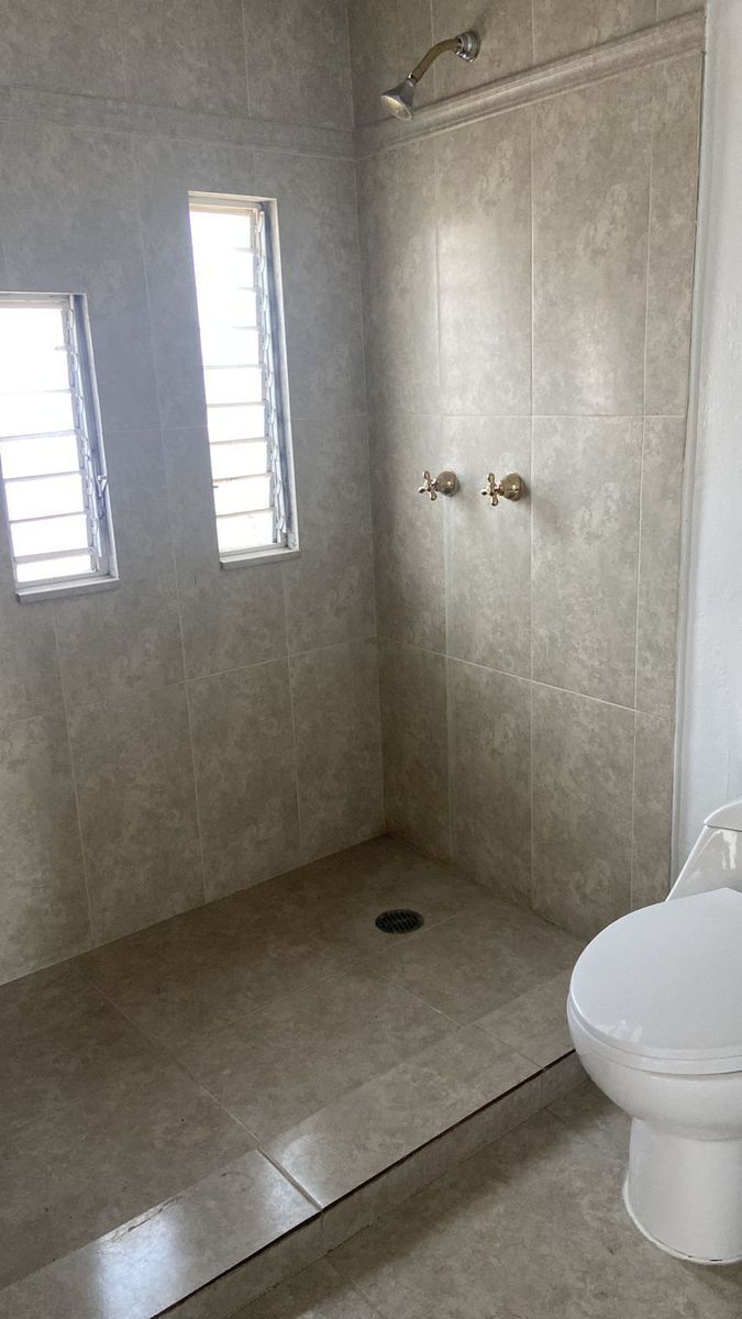 15 de 36: Regadera de la recámara principal