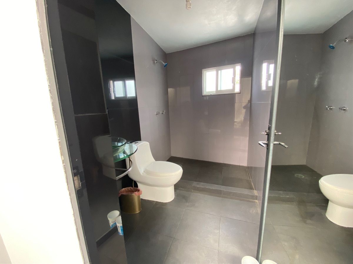 21 de 36: Baño secundario que comparten las recámaras secundarias.