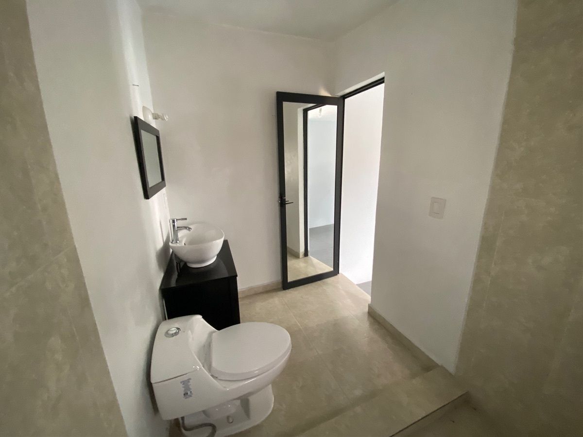 25 de 36: Baño de la recámara principal