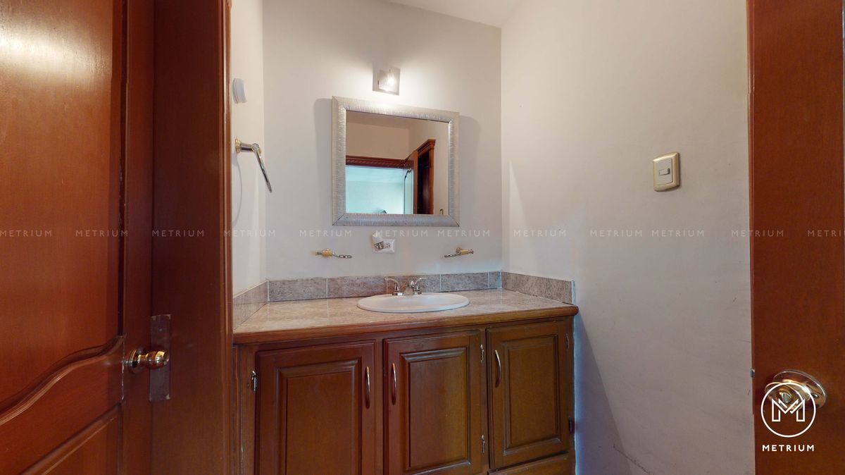 17 de 20: Baño compartido de recamaras secundarias 