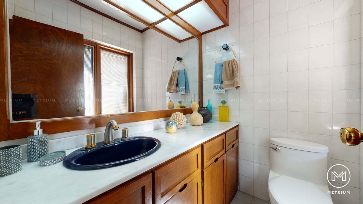 7 of 13: Baño de oficina 