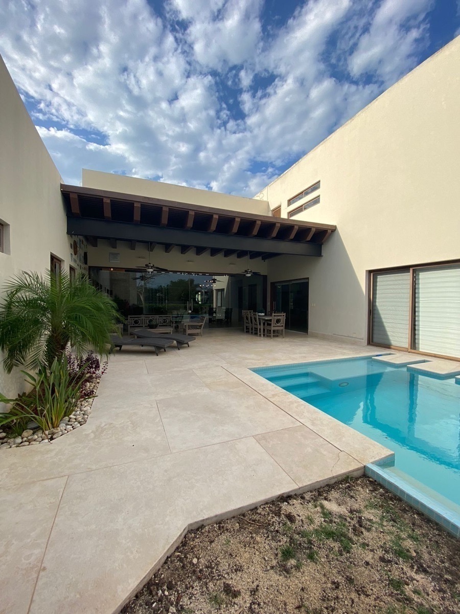 Casa en renta con vista al campo de golf en Yucatán Country Club |  EasyBroker