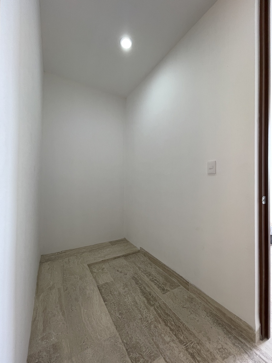 15 de 16: Closet Vestidor, Segunda Recámara