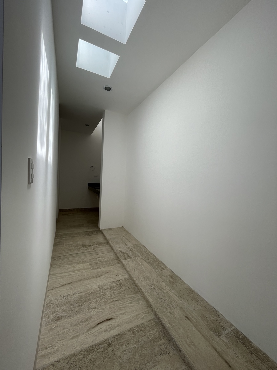 10 de 16: Closet Vestidor, Recámara Principal