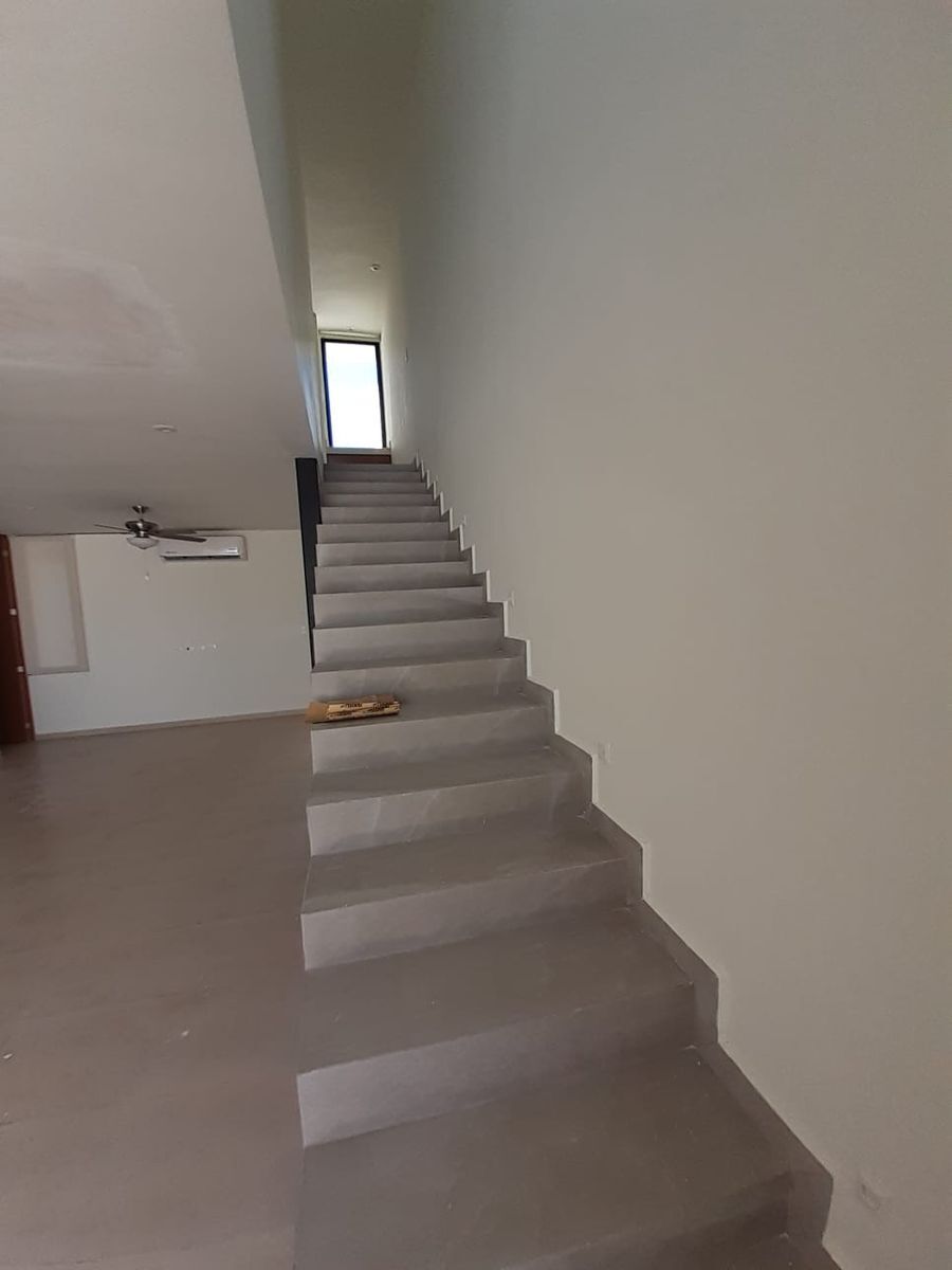 13 of 22: Acceso a planta alta