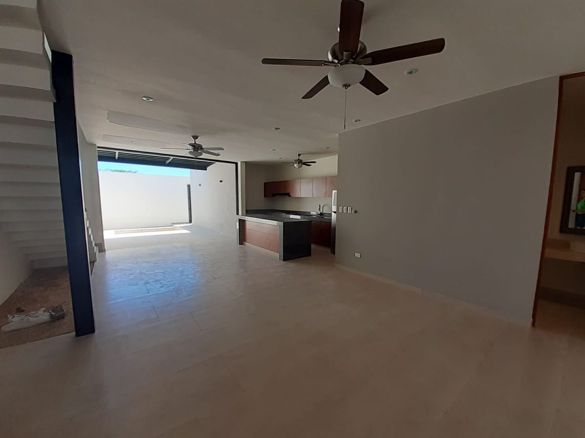 8 of 22: Sala comedor-jardín interior