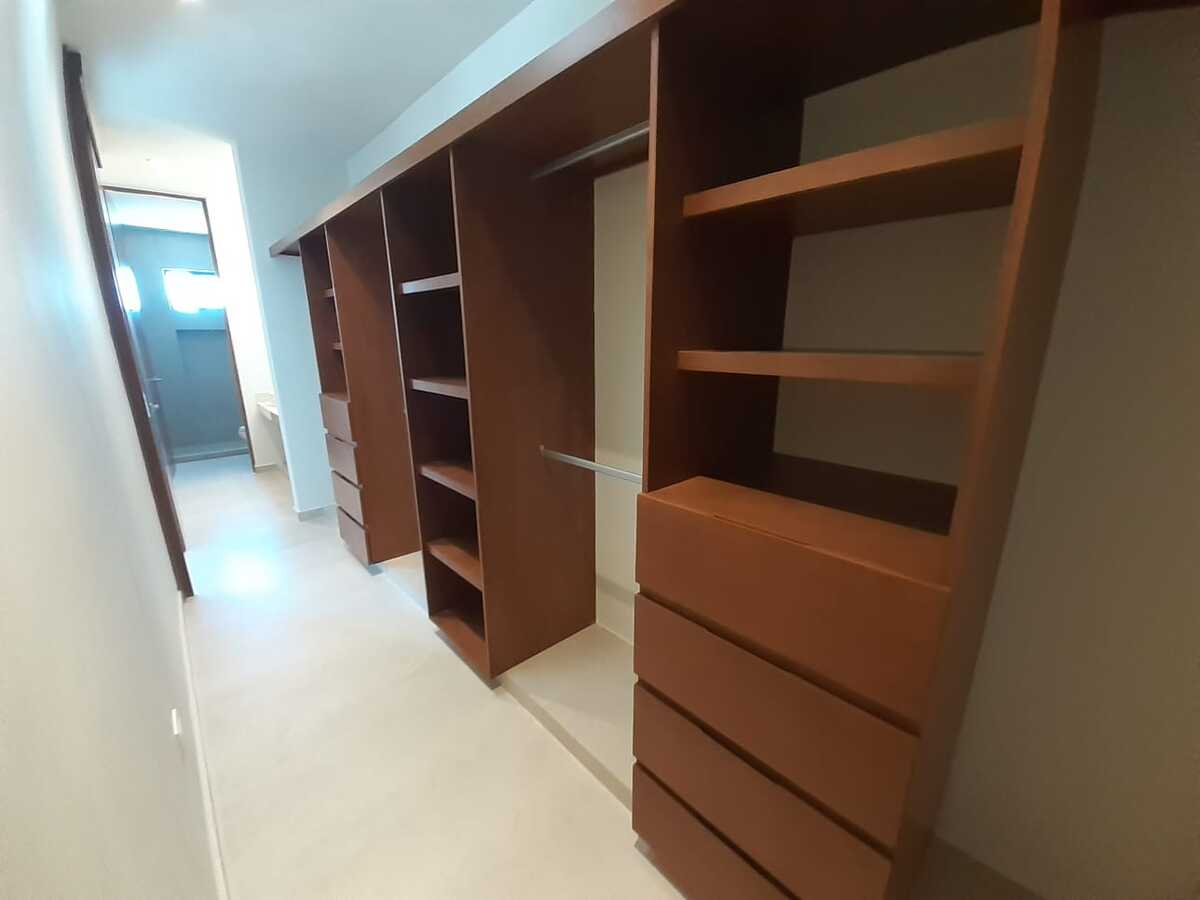 18 of 22: closet vestidor