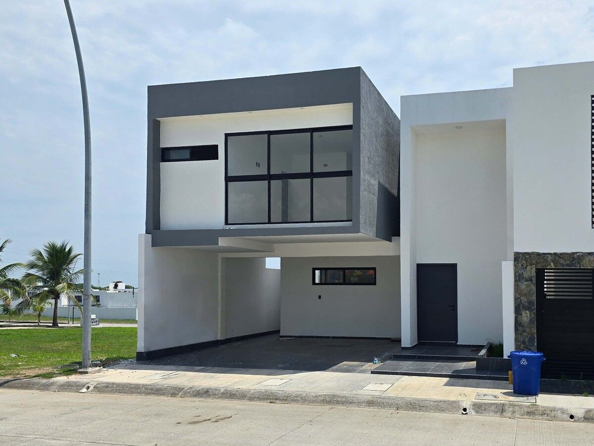 Casa en venta. Lomas del Dorado.
