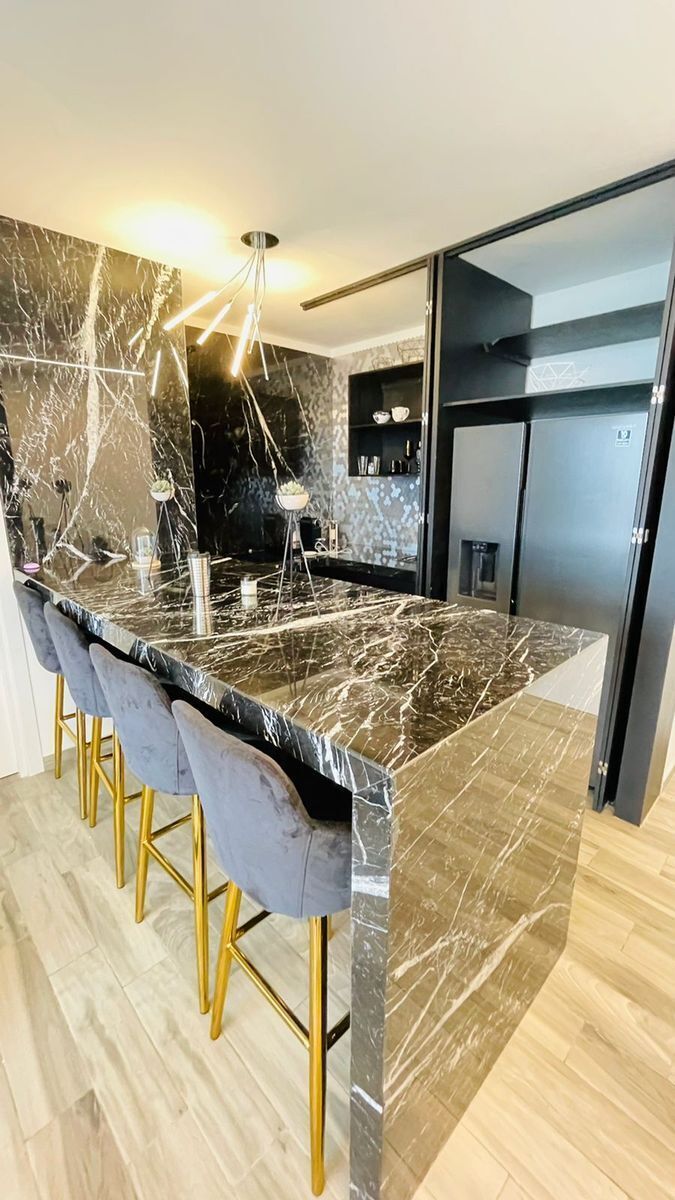 2 of 34: Cocina equipada. Paredes y barra de marmol