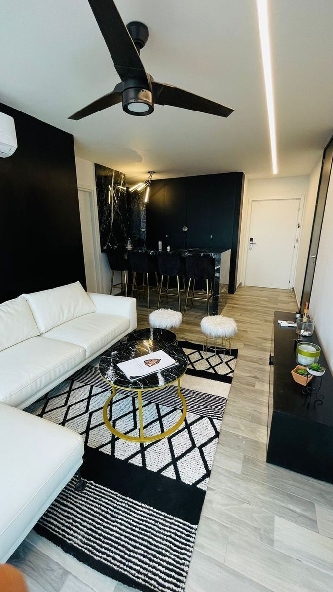 6 of 34: sala y puerta de entrada