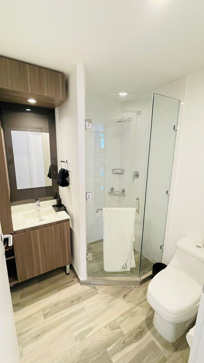 15 of 34: Baño de recámara principal