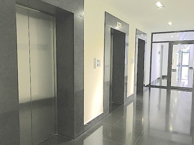 14 de 14: 3 elevadores con acceso controlado por nivel 