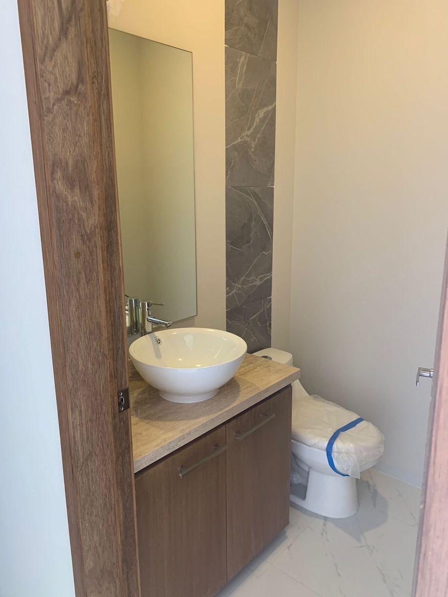 16 de 20: Medio baño salón de usos múltiples
