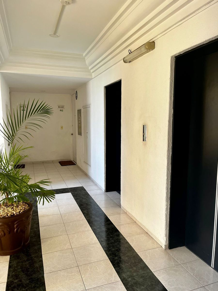 6 of 11: Acceso edificio