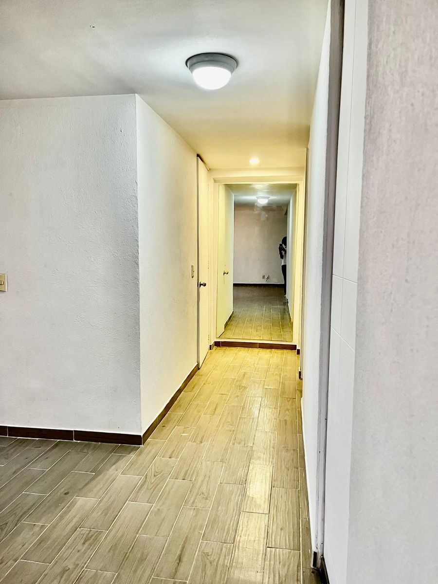 7 of 11: Pasillo a las recàmaras