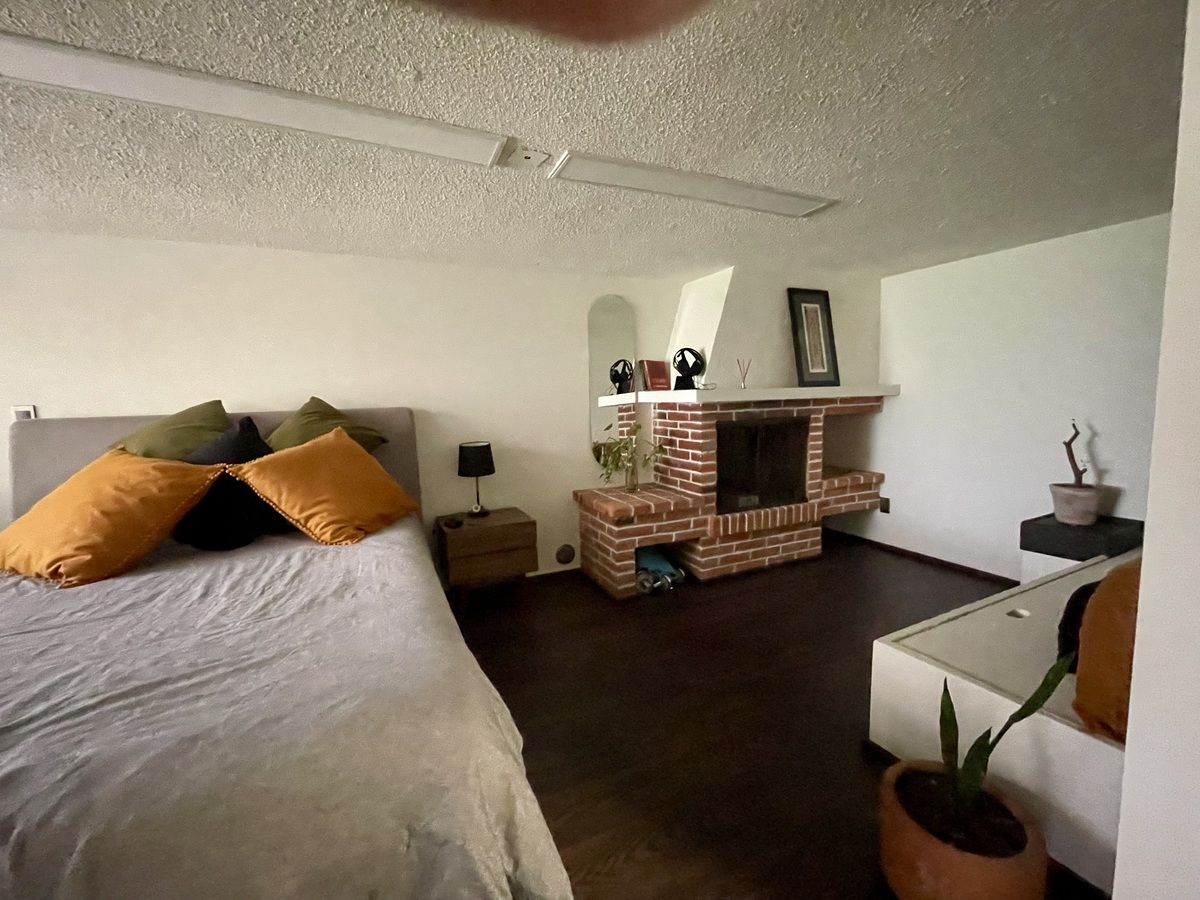 26 de 28: Recámara con chimenea del departamento