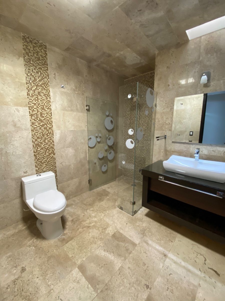 19 de 27: Baño de segunda recámara secundaria