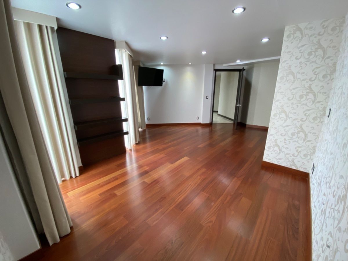 10 de 27: Recámara principal con vestidor y baño con jacuzzi