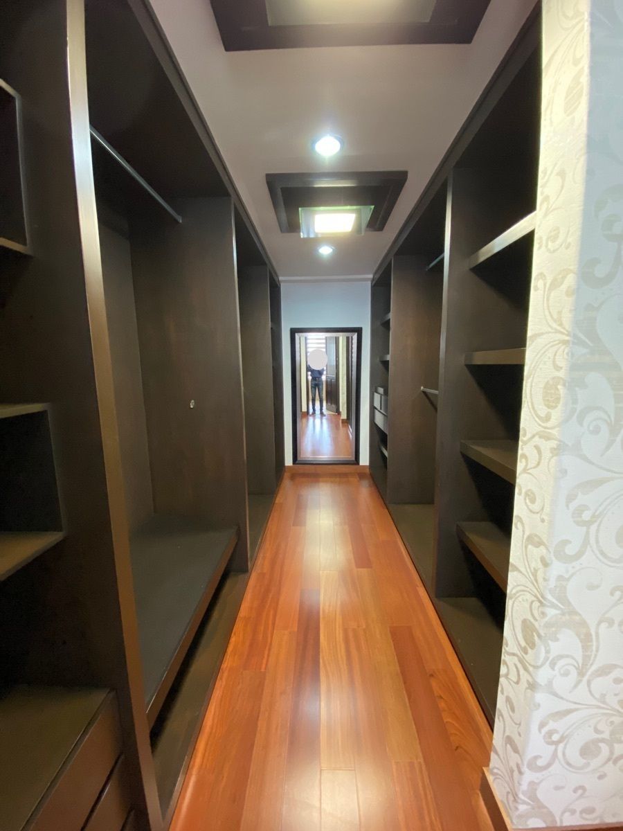 11 de 27: Vestidor de recámara principal