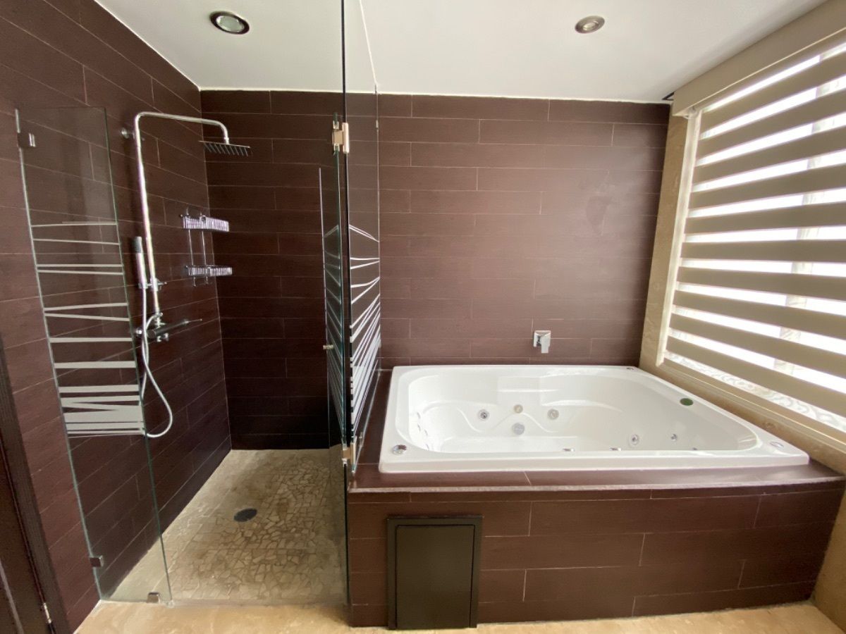 13 de 27: Baño de recámara principal