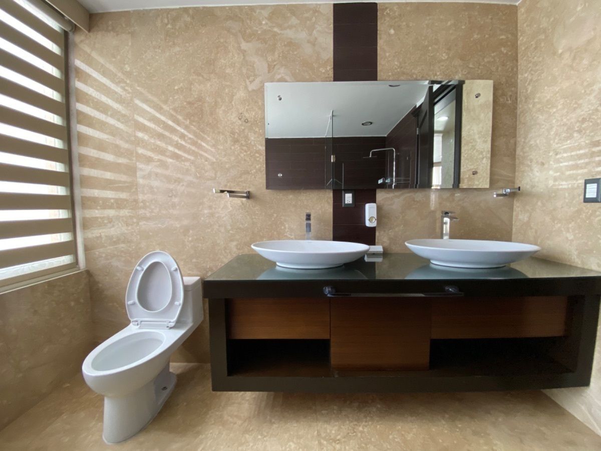 12 de 27: Baño de recámara principal