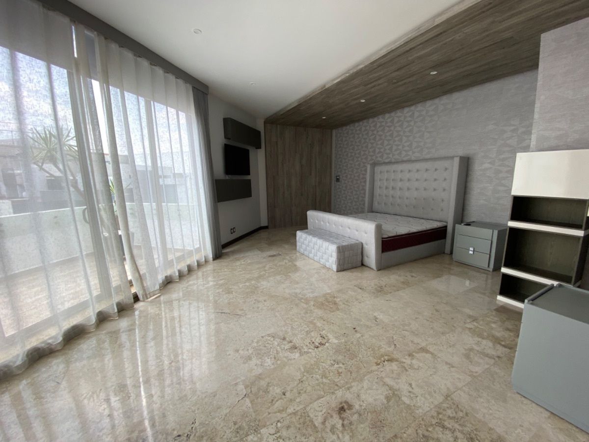 24 de 27: Recámara de visitas con vestidor y baño