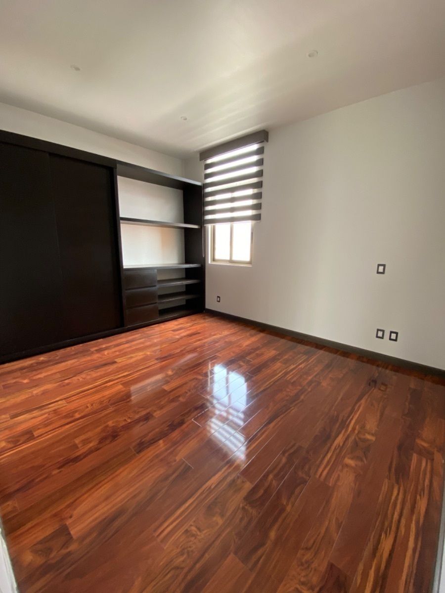 25 de 27: Vestidor de recámara de visitas