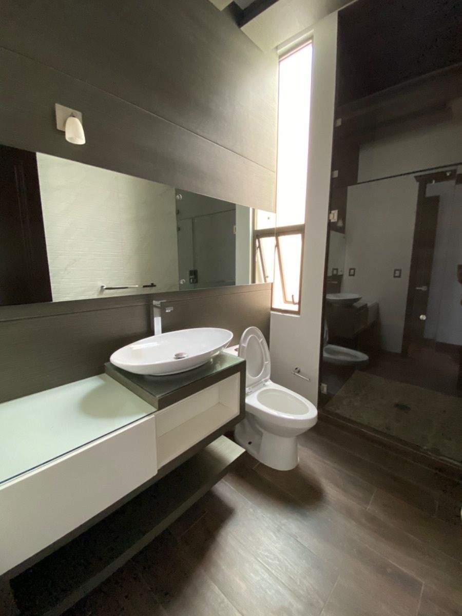 26 de 27: Baño de recámara de visitas