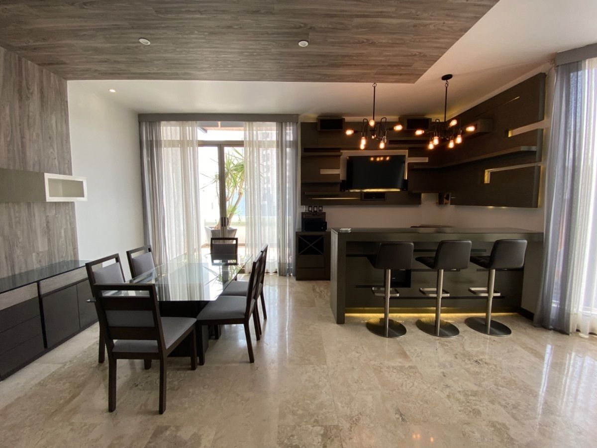 21 de 27: Bar con terraza