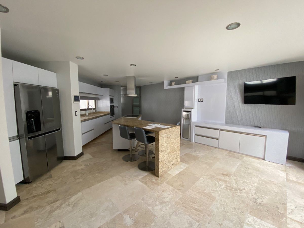 5 de 27: Cocina equipada con isla y desayunador