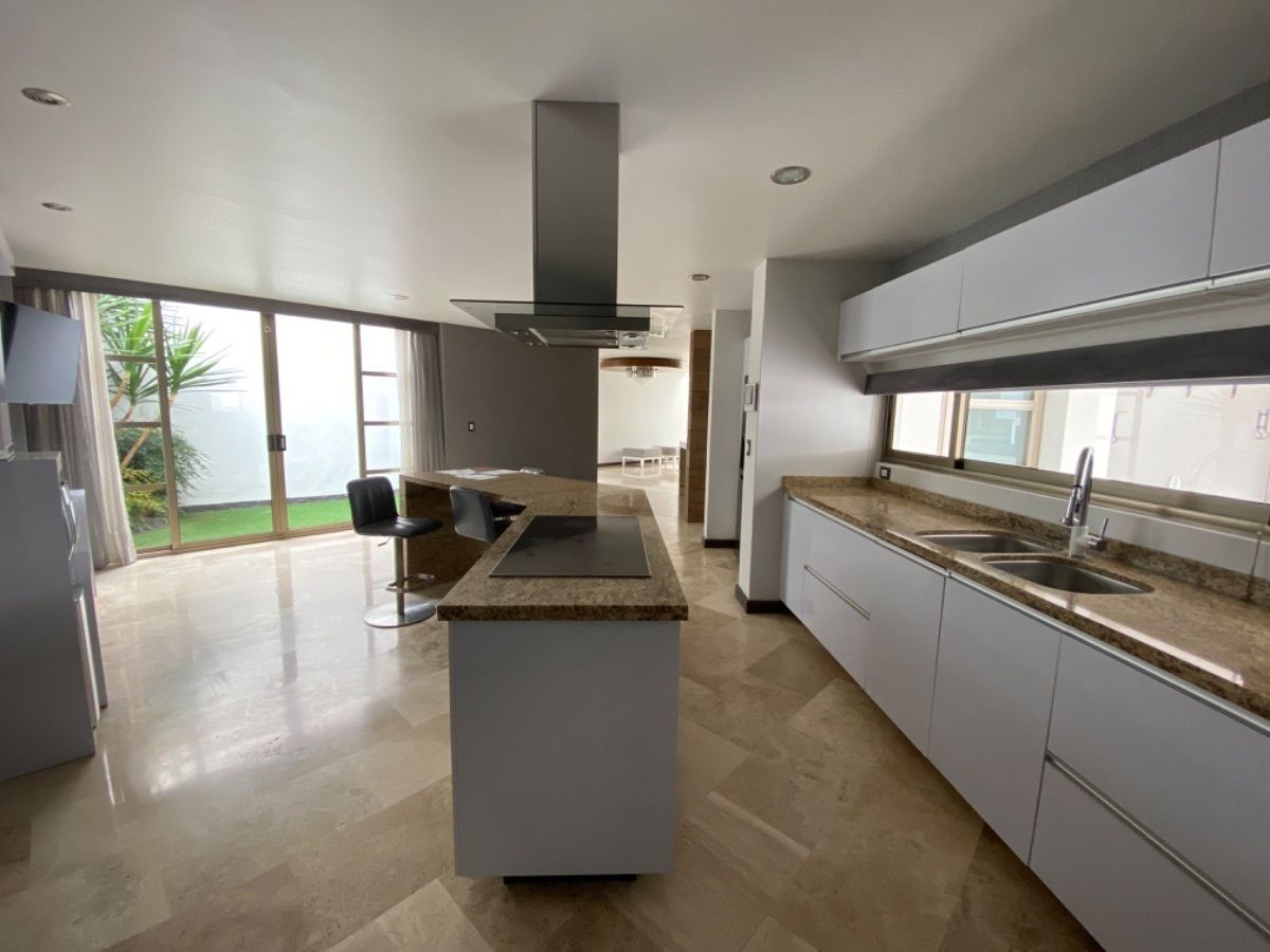 7 de 27: Cocina equipada con isla y desayunador