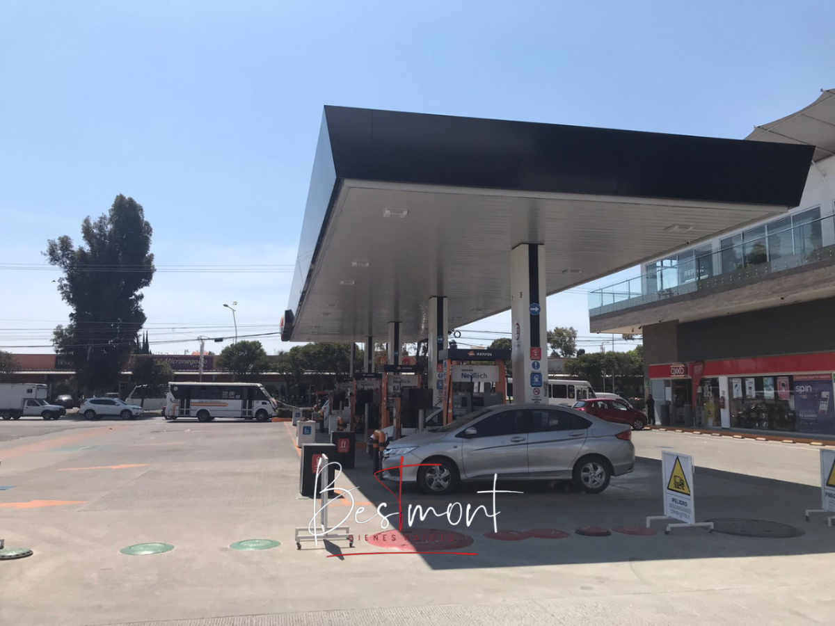 4 de 13: Gasolinera en Plaza Antae