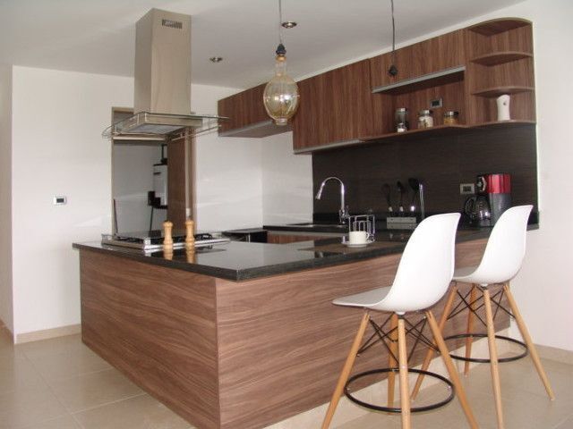 3 de 31: Cocina con barra de granito 