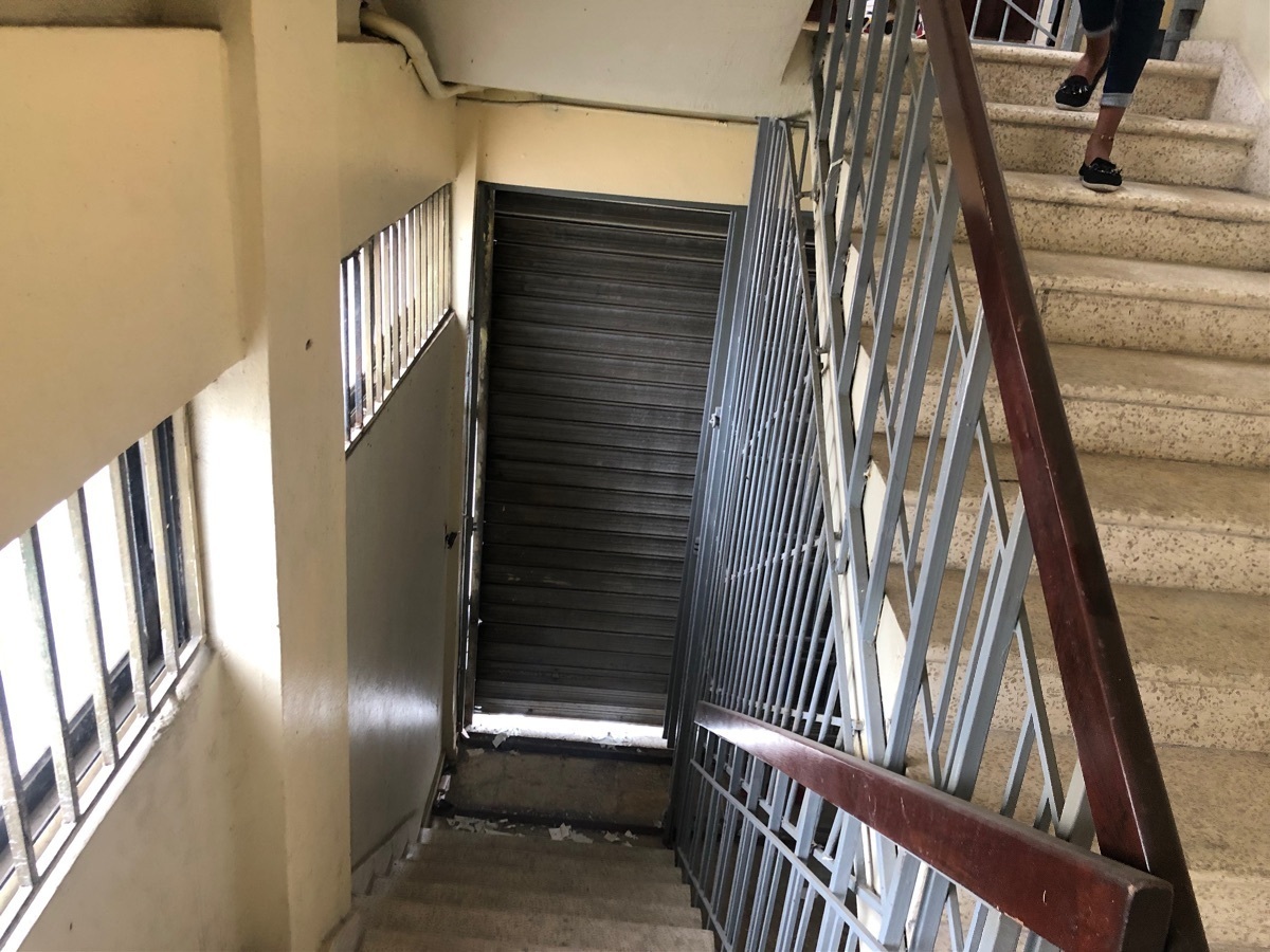 16 de 20: Puerta para calle trasera, escaleras conectan piso 2,3 y 4