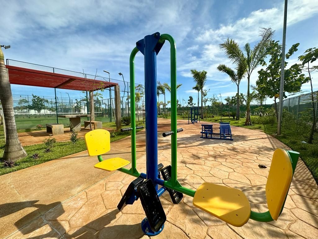 33 of 51: Juegos y aparatos de ejercicio al aire libre