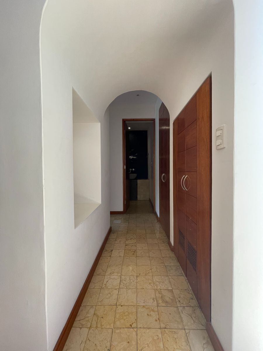 3 de 24: Entrada a Baño de visitas y Bodegas