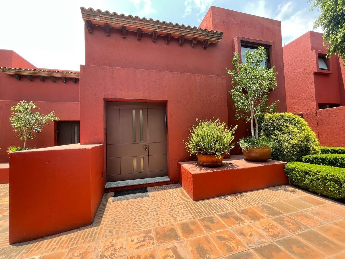 1 de 24: Fachada Casa