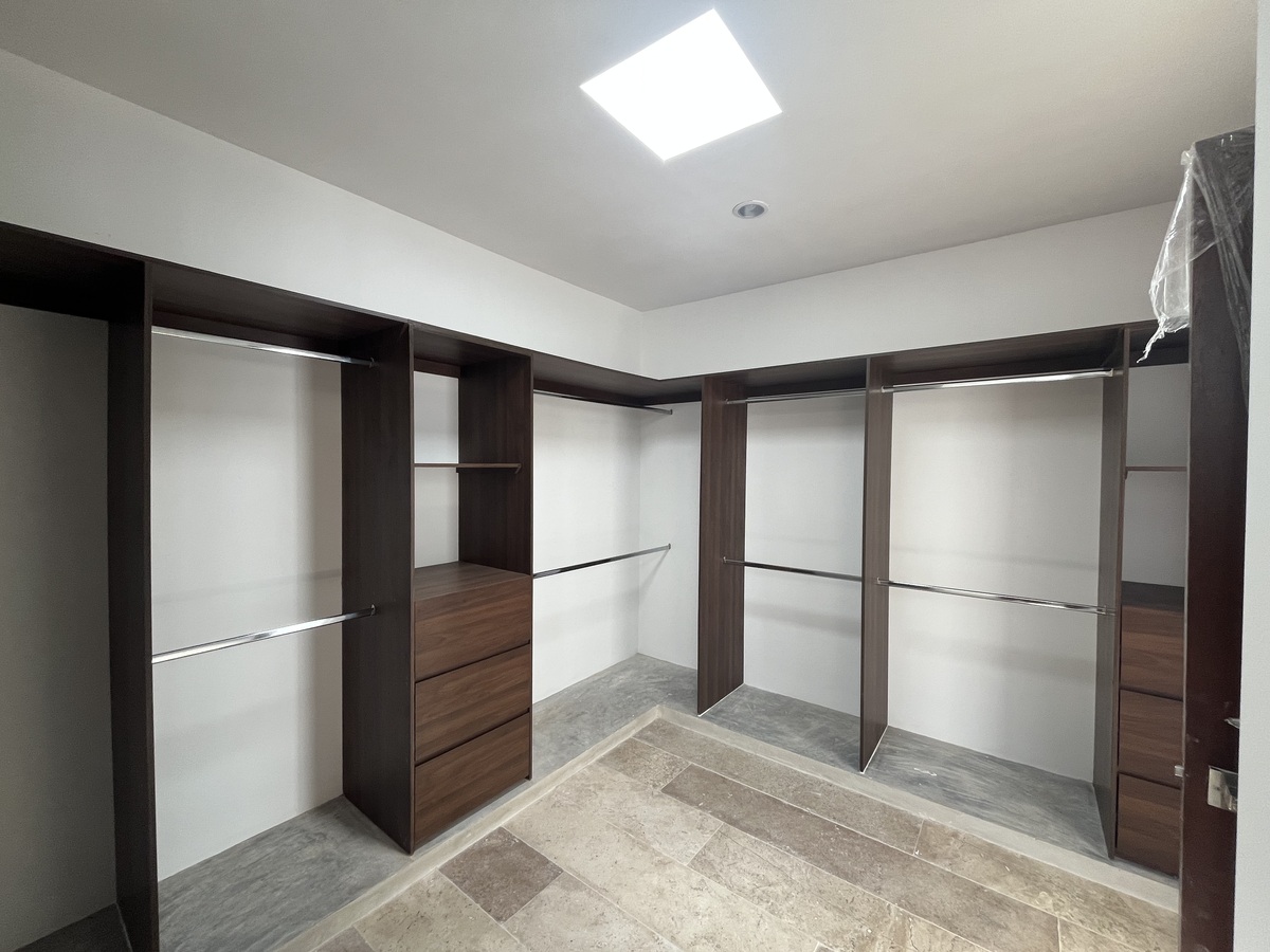 9 de 21: Closet Vestidor, Recámara Principal