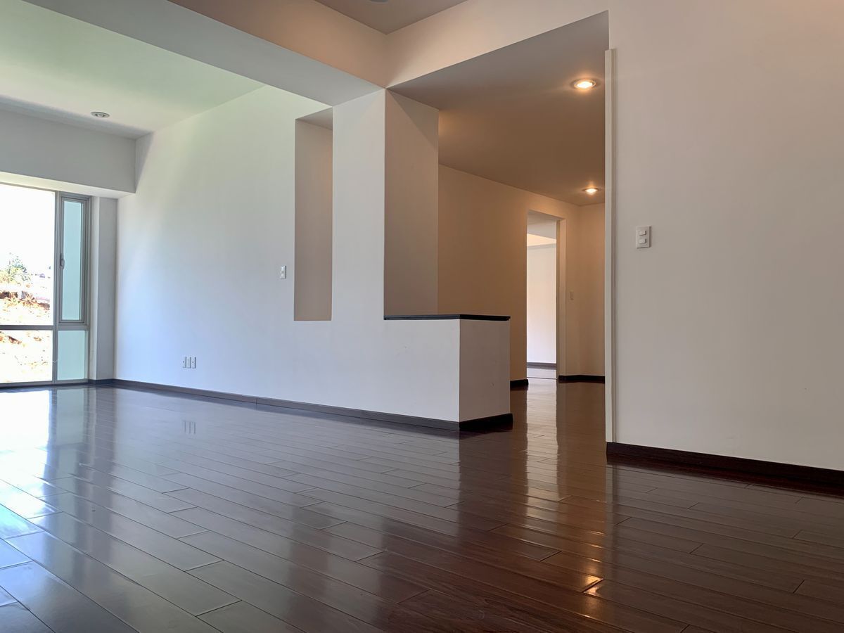 2 de 31: SALA-COMEDOR CON VISTA HACIA LA SALA DE TV
