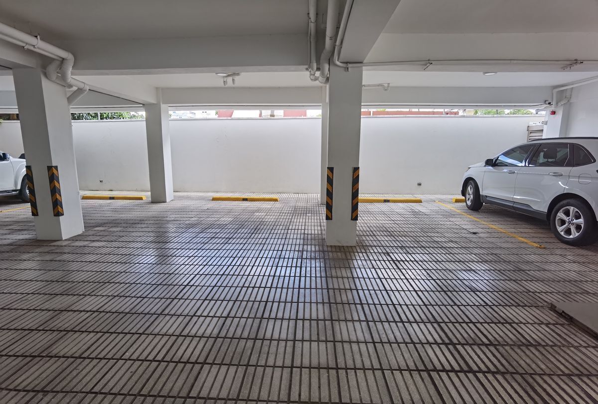 24 de 24: Parqueos