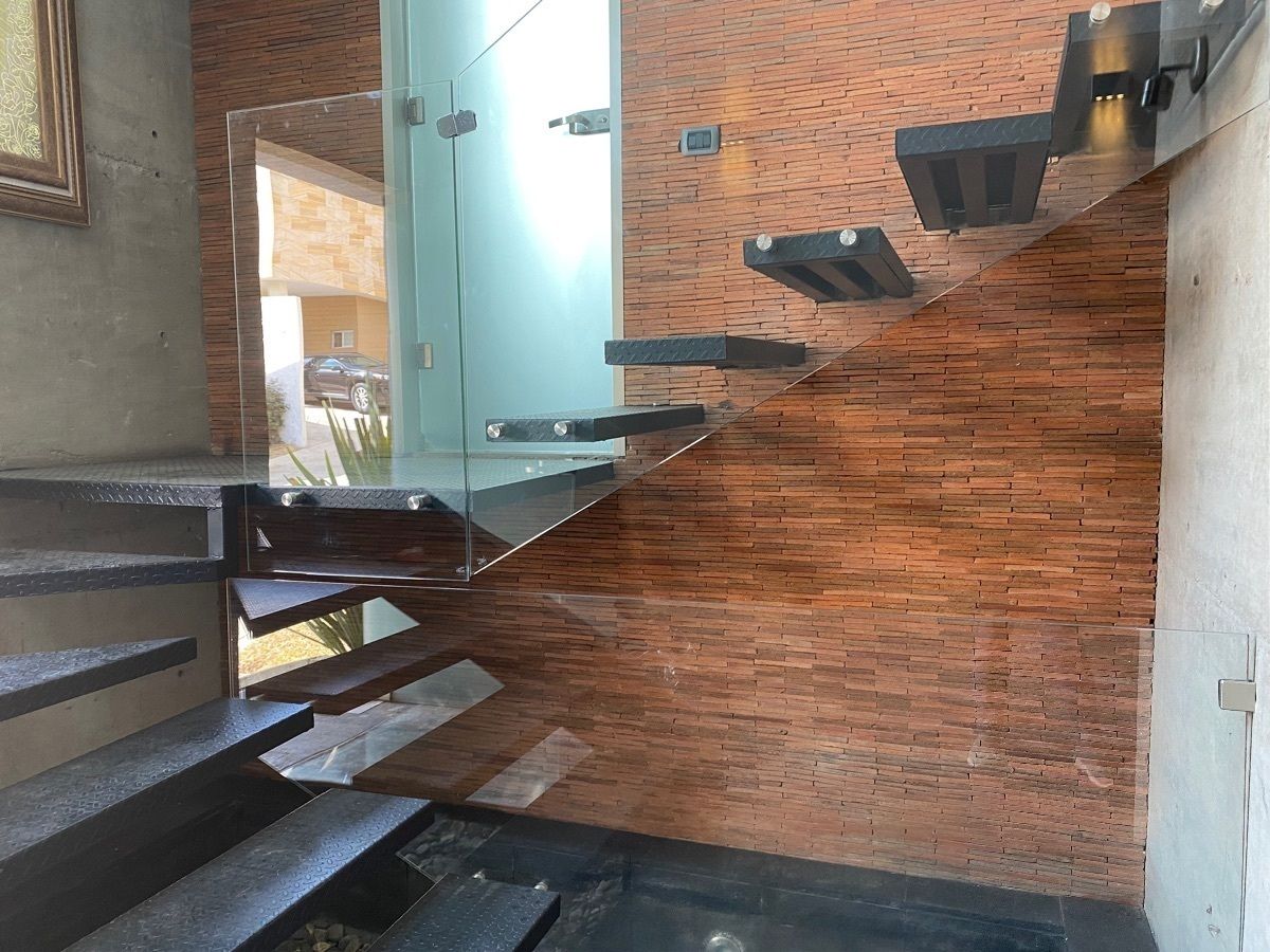 escalera al ingreso con fuente y piedras de río , foto 14 de 31