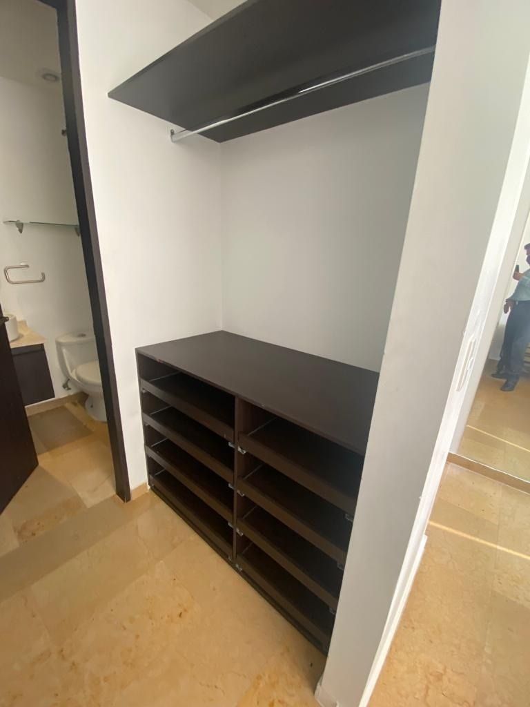 12 de 14: Vestidor