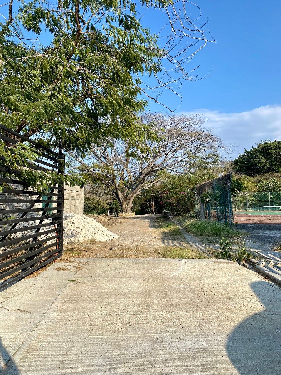 22 de 29: Entrada con portón electrónico