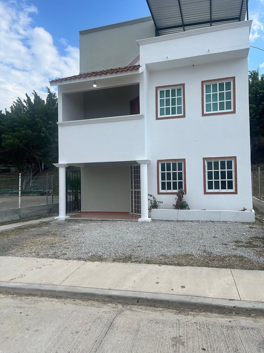 28 de 29: Fachada espacio para dos autos