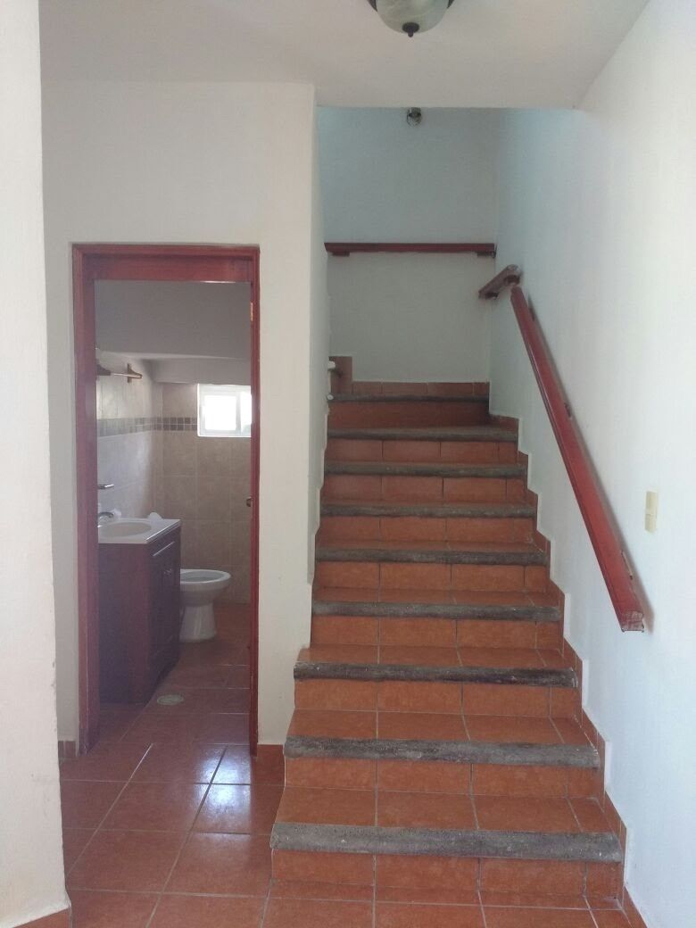 5 de 29: Medio baño y escalera para segunda planta