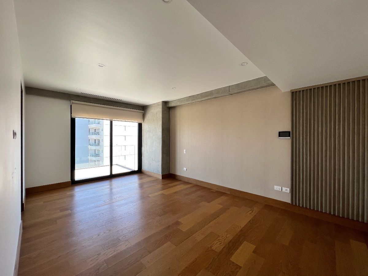 6 of 21: Amplia recámara principal con modernos acabados 